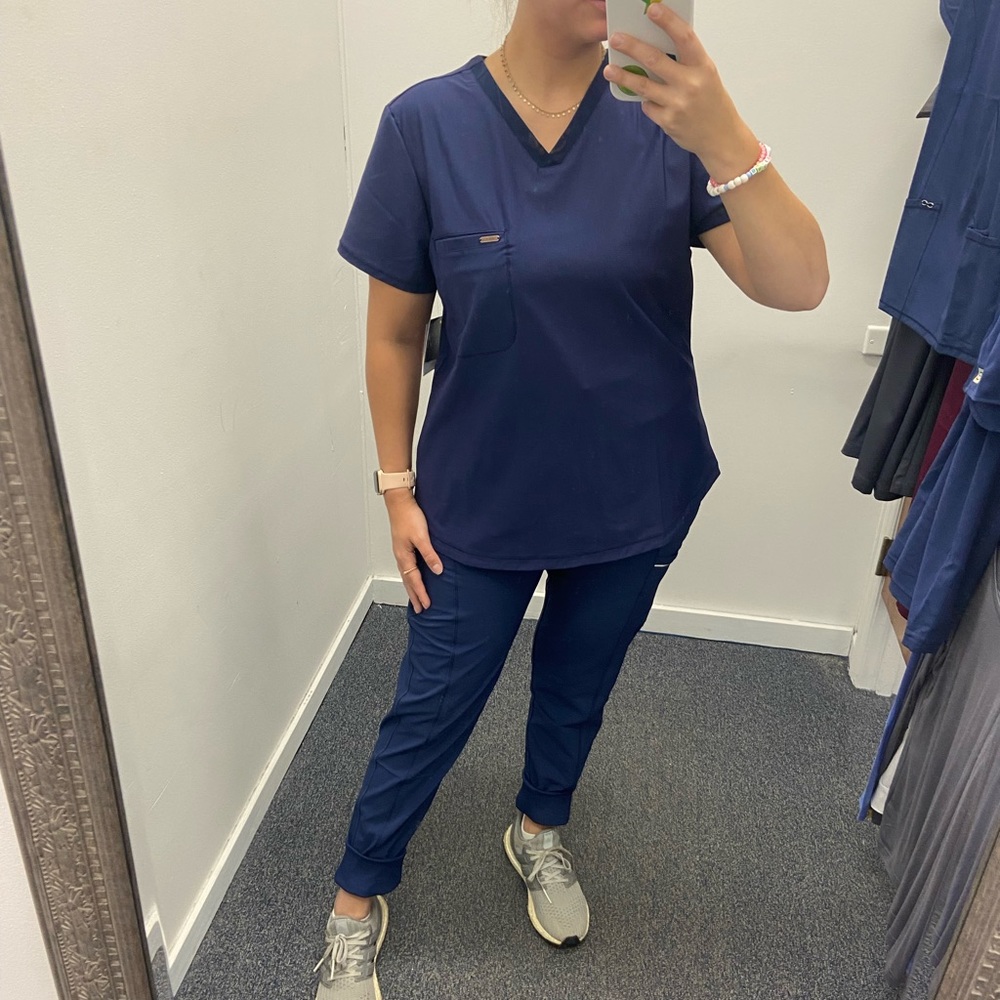 Cherokee Form Scrub Top